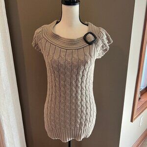 K.I.K.I.T Brown short sleeve sweater, cute accent buckle on collar, Size Large